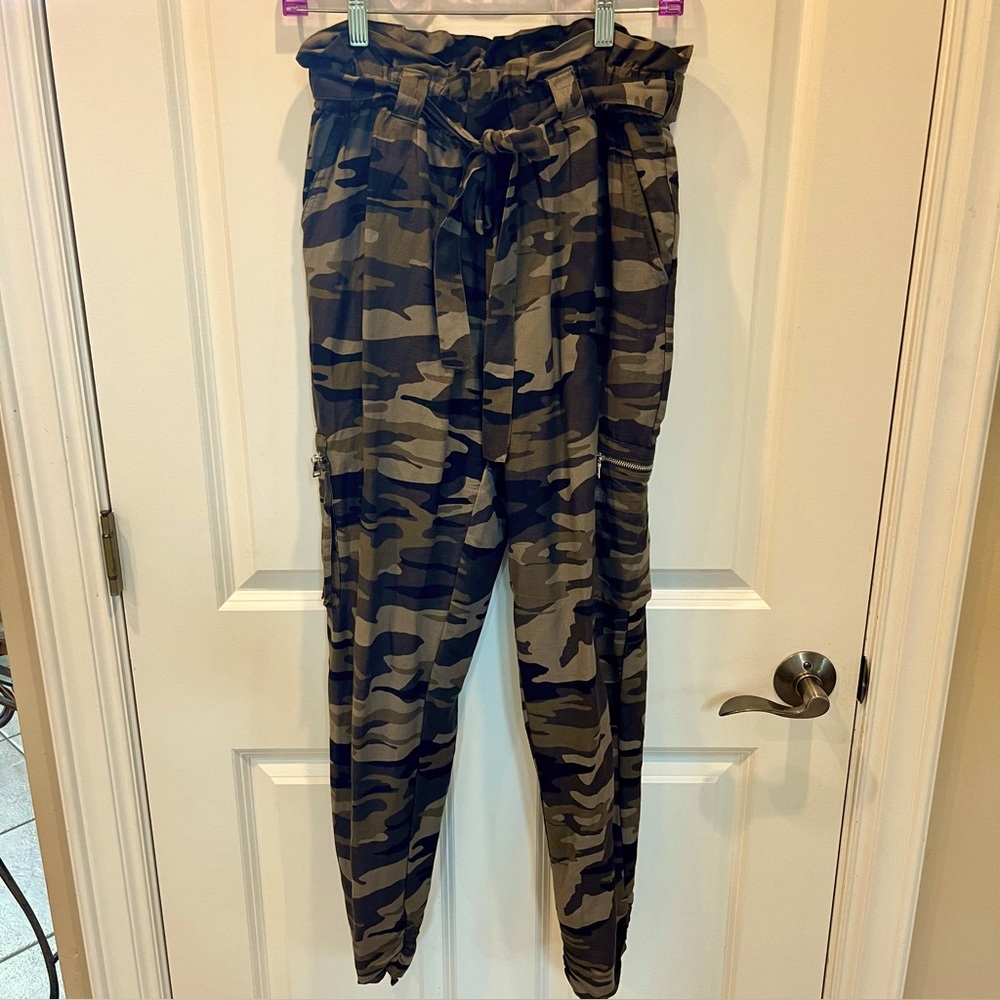 Women’s SZ S Express EXTREME HIGH RISE Pull on Belted LinenCamouflage Pants